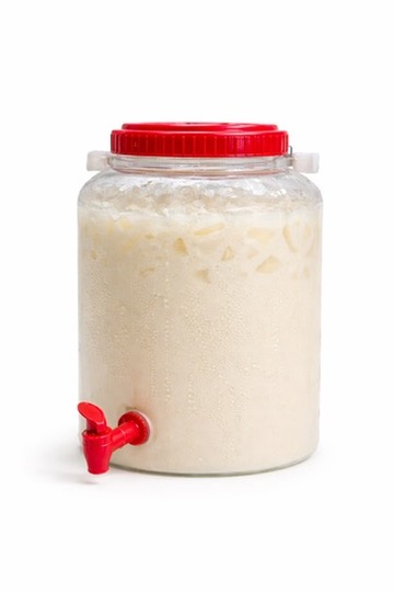 Un vitrolero de 5 galones de horchata con hielo