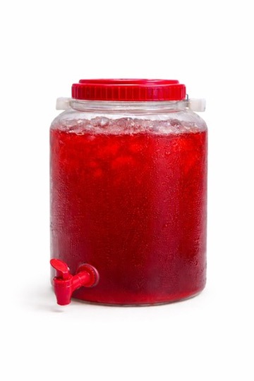 Un vitrolero de 5 galones de agua de jamaica con hielo